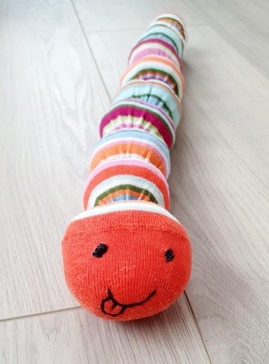 旧袜子变身可爱毛毛虫玩具教程-第2张图片-趣作屋