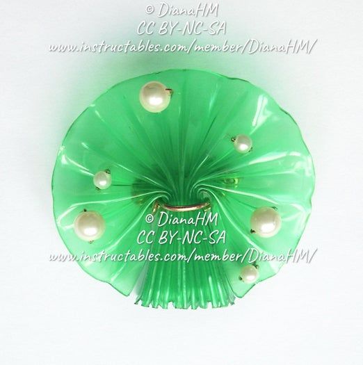 用塑料瓶制作环保胸针的超简单教程-第1张图片-趣作屋 用塑料瓶制作环保胸针的超简单教程-第1张图片-趣作屋