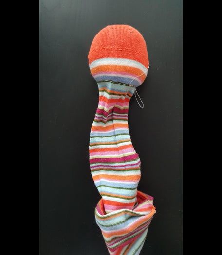 旧袜子变身可爱毛毛虫玩具教程-第6张图片-趣作屋