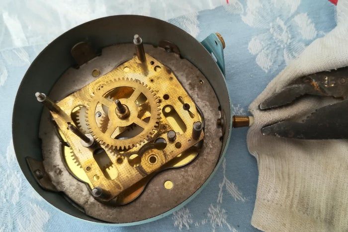 如何用旧闹钟改造无噪音电池闹钟-第8张图片-趣作屋