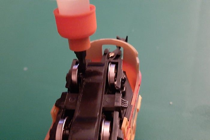 火车模型维修技巧:用润滑油解决电压不稳定问题-第3张图片-趣作屋 火车模型维修技巧:用润滑油解决电压不稳定问题-第3张图片-趣作屋