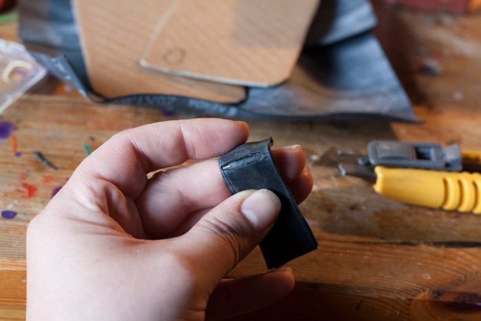 废旧自行车内胎DIY手机翻盖保护壳教程-第8张图片-趣作屋 废旧自行车内胎DIY手机翻盖保护壳教程-第8张图片-趣作屋