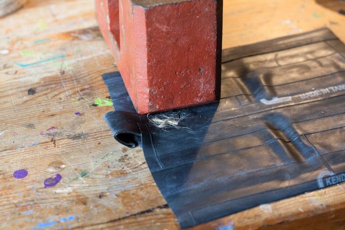 废旧自行车内胎DIY手机翻盖保护壳教程-第7张图片-趣作屋 废旧自行车内胎DIY手机翻盖保护壳教程-第7张图片-趣作屋