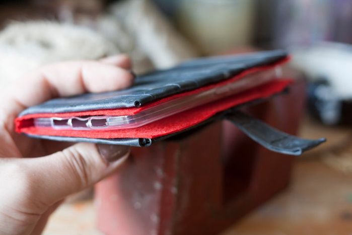 废旧自行车内胎DIY手机翻盖保护壳教程-第12张图片-趣作屋 废旧自行车内胎DIY手机翻盖保护壳教程-第12张图片-趣作屋