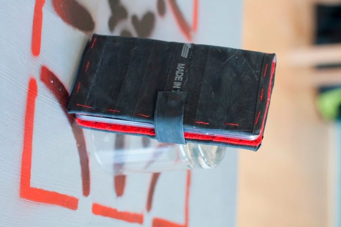 废旧自行车内胎DIY手机翻盖保护壳教程-第1张图片-趣作屋 废旧自行车内胎DIY手机翻盖保护壳教程-第1张图片-趣作屋